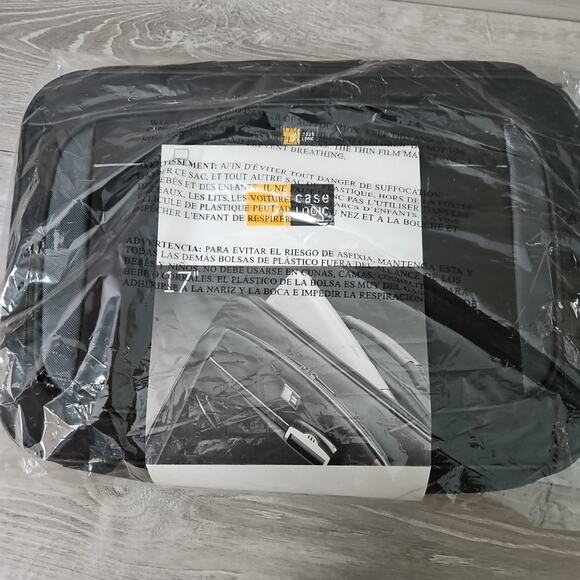 Case Logic VNC-17 Value Slimline 17-inch Laptop Case (Black) - Picture 3 of 12